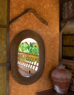 Green doors resort. Зеркало на стене дома.