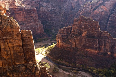 Трейл Angel's landing проходит по гребню этой скалы.